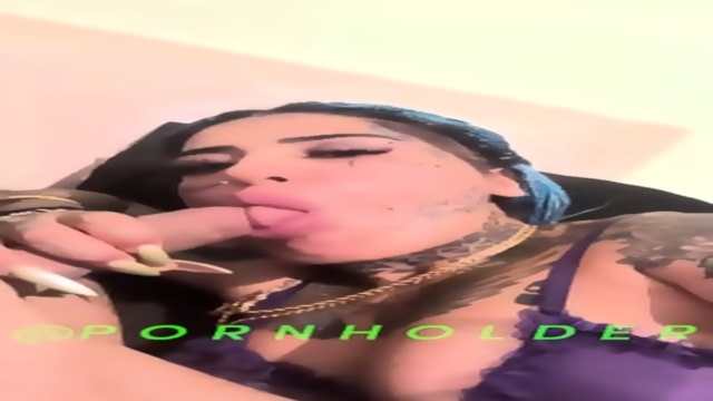 Dövmeli esmerin koca götüyle çekilen Türk amatör porno
