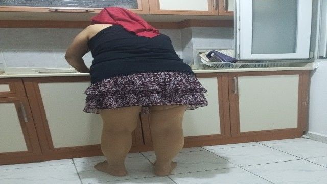 Şeffaf çoraplı olgun üvey anne mutfak temizliğinde