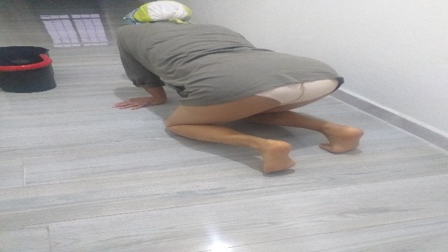 Temizlik sırasında azan olgun türbanlı kadın çekimi