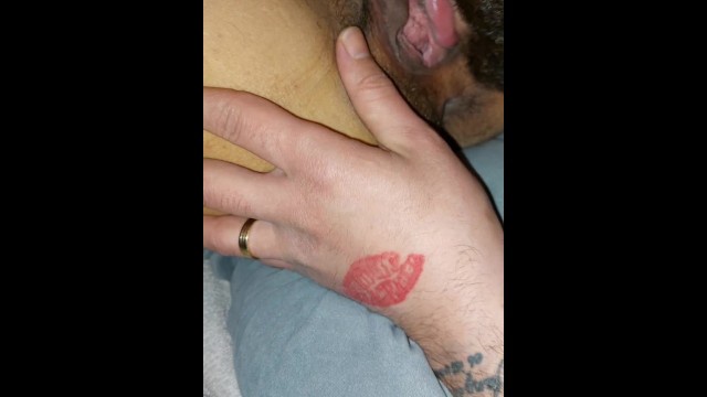 Esmer Sevgiliyi Yalarken Fışkırtan Amatör Çift Porno Sahnesi