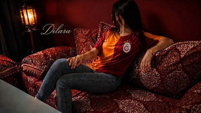 Formasını çıkarmadan dildoyla boşalan esmer Dilara