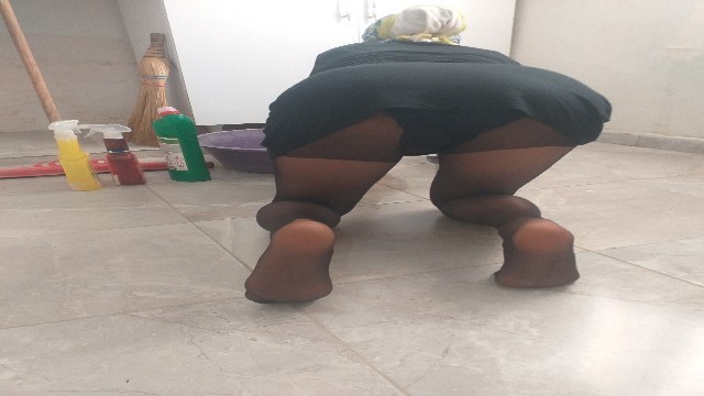 Naylon giyen olgun temizlikçi kadının ayak fetişi videosu