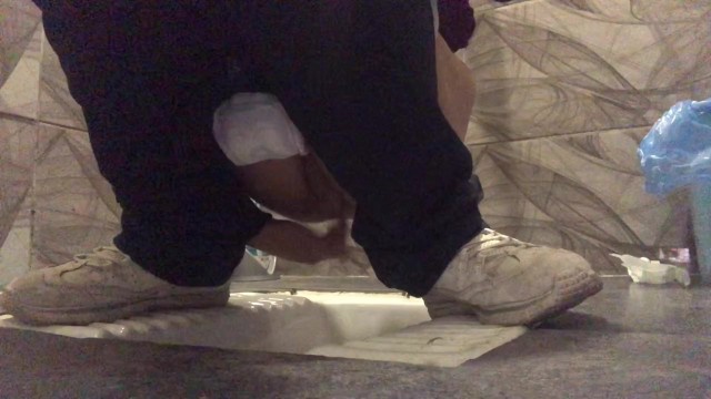 Melis Ekin kamerayı eline alıp büyük dildoyla oynuyor