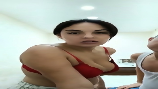 Kamera karşısında büyük göğüslü esmerle Türk amatör porno