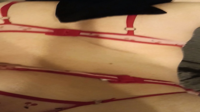 Türbanlı esmerin kameraya bakarak çektiği sakso, pov porno