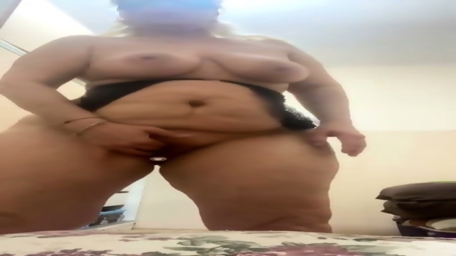 Olgun ve dolgun bir Türk kadınla amatör sarışın porno