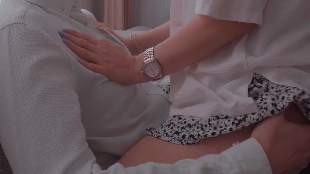 Kyla Suzin ile ev ortamında kaydedilmiş amatör sahne