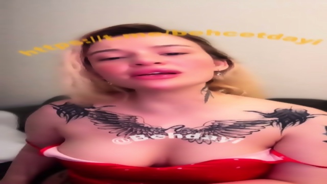 Dövmeli Türk sarışının kamera karşısındaki uzun sarışın porno yayını