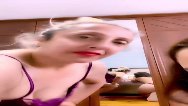 Webcam karşısında amatör Türk lezbiyen porno, olgun ve genç iki kadın
