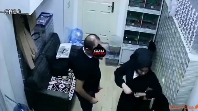 Mağazada müdürüyle kalan ateşli Türk kız ve büyük yarak keyfi