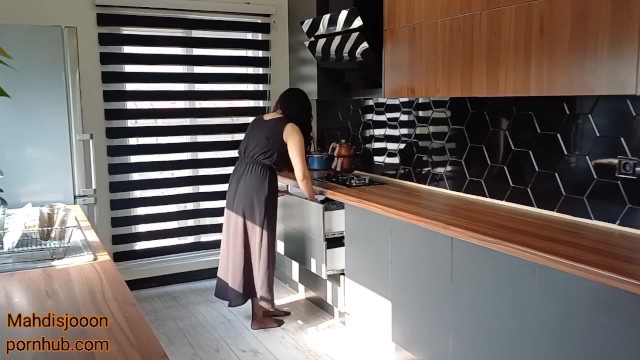 Mutfakta Farsça Diyaloglu İranlı Porno Sahnesi