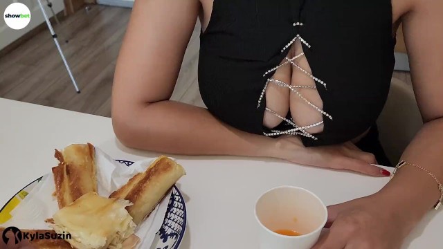 Mini etekli komşu evde sert tempoda sikişiyor